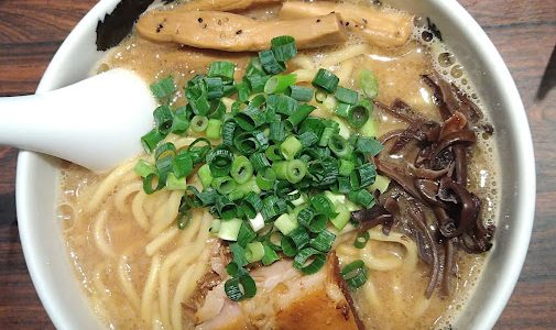 濃厚な豚の旨味で脳がとろける♪御徒町でNo.1の濃厚豚骨ラーメン『麺屋武蔵 無骨』